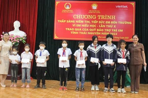 Đại diện lãnh đạo huyện Phú Lương trao học bổng cho các em học sinh