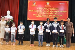 Đại diện lãnh đạo huyện Phú Lương trao học bổng cho các em học sinh