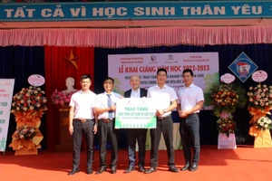 Trao tặng công trình cây xanh và sân chơi cho học sinh tại trường Tiểu học Tân Khánh và Tiểu học Xuân Phương