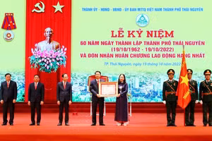 Phó Chủ tịch nước Võ Thị Ánh Xuân trao Huân chương Lao động hạng Nhất cho Đảng bộ, chính quyền và Nhân dân TP Thái Nguyên.