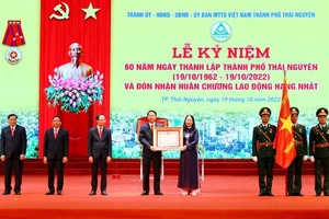 Phó Chủ tịch nước Võ Thị Ánh Xuân trao Huân chương Lao động hạng Nhất cho Đảng bộ, chính quyền và Nhân dân TP Thái Nguyên.