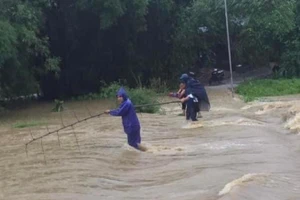 Các thí sinh được đoàn viên, thanh niên cõng qua dòng nước chảy siết để tới điểm thi