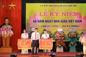 Chợ Mới (Bắc Kạn) gặp mặt, tri ân các thầy, cô giáo nhân Ngày nhà giáo Việt Nam.