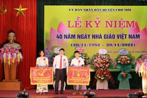 Chợ Mới (Bắc Kạn) gặp mặt, tri ân các thầy, cô giáo nhân Ngày nhà giáo Việt Nam.