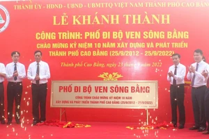 Lễ khánh thành công trình phố đi bộ ven sông Bằng.