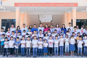 Trao tặng 45 suất học bổng Vũ Xuân cho học sinh nghèo vượt khó tại Thái Nguyên.