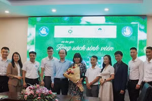 Tác giả Lê Hoa Chi tặng sách cho sinh viên Đại học Thái Nguyên.