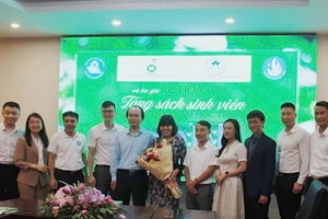 Tác giả Lê Hoa Chi tặng sách cho sinh viên Đại học Thái Nguyên.