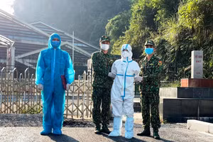 Đối tượng truy nã bị bắt giữ tại Đồn Biên phòng cửa khẩu Lý Vạn, Cao Bằng (Ảnh: Báo Cao Bằng).