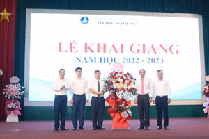 Lãnh đạo Đại học Thái Nguyên tặng hoa chúc mừng Trường Ngoại ngữ.