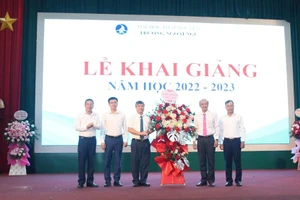 Lãnh đạo Đại học Thái Nguyên tặng hoa chúc mừng Trường Ngoại ngữ.