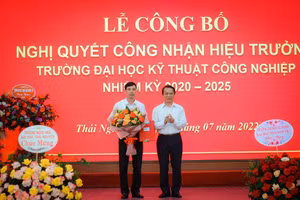 GS.TS Phạm Hồng Quang – Chủ tịch Hội đồng Đại học Thái Nguyên trao quyết định bổ nhiệm Hiệu trưởng trường Đại học Kỹ thuật Công nghiệp cho TS. Đỗ Trung Hải