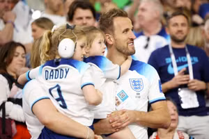 Màn ăn mừng đầy cảm xúc của tuyển thủ Anh cùng vợ và bạn gái
