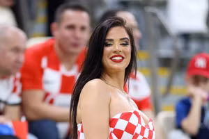 Chùm ảnh: Cổ động viên ‘nóng bỏng nhất’ World Cup mừng Croatia đoạt hạng 3 