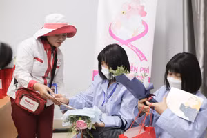 Món quà 20/10 đặc biệt đến với nữ bệnh nhân ung thư vú
