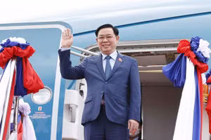 Chủ tịch Quốc hội Vương Đình Huệ tại sân bay Quốc tế Vặt Tày, thủ đô Vientiane, Lào. (Ảnh: Doãn Tấn/TTXVN).