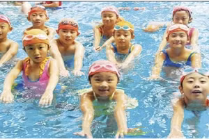 Học bơi là một trong những biện pháp phòng chống đuối nước cần thiết.