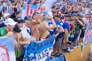 Nữ cổ động viên ngực trần mừng Argentina vô địch World Cup hiện ra sao?