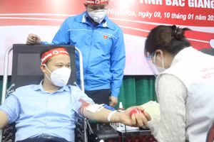 Các đại biểu dự và tham gia hiến máu tại Chương trình.