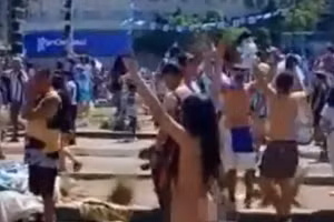 Thêm nữ cổ động viên ngực trần mừng Argentina, phản ứng của đám đông mới bất ngờ