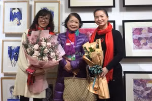 Hai họa sĩ Trang Thanh Hiền (bìa phải) và Nguyễn Mỹ Ngọc (bìa trái) chụp ảnh lưu niệm cùng khán giả.