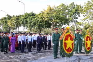 Chùm ảnh: Thủ tướng dâng hương tưởng niệm các anh hùng, liệt sĩ