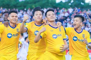 Văn Khánh gặp chấn thương trong trận thắng Hải Phòng ở vòng 9 V.League.