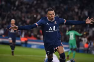 "Nhận được quà", Mbappe hết lòng khen ngợi Messi 