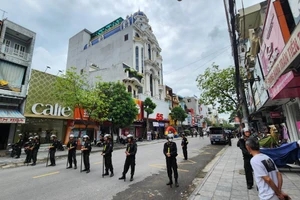 Cảnh sát ngăn đường, không cho phương tiện qua lại trước nhà Tuấn 'thần đèn'. (Ảnh: CTV)