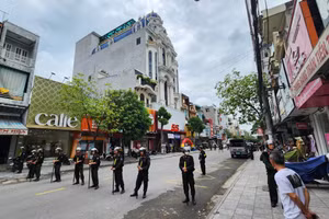 Cảnh sát ngăn đường, không cho phương tiện qua lại trước nhà Tuấn 'thần đèn'. (Ảnh: CTV)