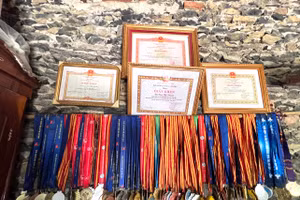 Bằng khen và các loại huy chương trong căn nhà đơn sơ của VĐV Cao Thị Duyên. (Ảnh: BM).