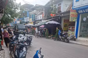 Công an bảo vệ hiện trường, điều tra nguyên nhân vụ nổ súng. (Ảnh: BM).