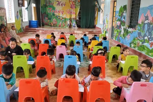 Học sinh dùng ghế thay bàn. (Ảnh: NT)