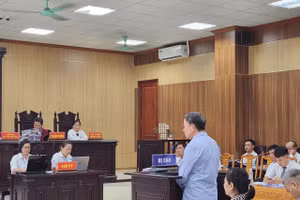 Bị cáo Lê Thế Sơn, Giám đốc Công ty CP sách và thiết bị trường học Thanh Hóa khai tại toà. (Ảnh: NT).