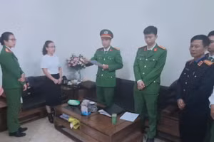 Cơ quan Cảnh sát điều tra thi hành Lệnh khám xét nơi ở của bị can Nguyễn Thị Xuyến. (Ảnh: CATH)