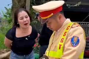 Người phụ nữ lăng mạ CSGT bị tạm giữ hình sự (Ảnh: cắt từ clip).
