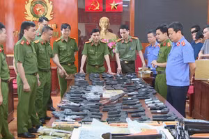 Cảnh sát thu giữ hàng trăm khẩu súng, đạn, hung khí nguy hiểm. (Ảnh: CATH).