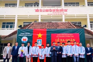 Ông Trần Văn Thức - Giám đốc Sở GD&ĐT tặng quà động viên Đội tuyển học sinh giỏi tỉnh Thanh Hóa tham gia kỳ thi Học sinh giỏi quốc gia năm học 2022-2023 (Ảnh: BTH).