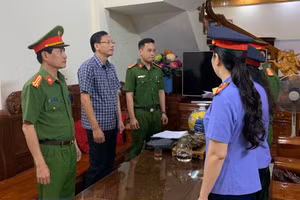 Ông Nguyễn Văn Hùng bị khởi tố, bắt tạm giam về tội "Lợi dụng chức vụ quyền hạn trong khi thi hành công vụ".