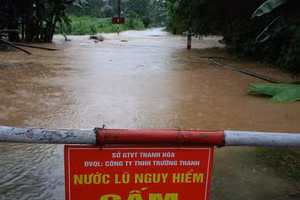 Nhiều khu vực đập, tràn trên địa bàn Thanh Hoá đã được cắm biển cảnh báo nguy hiểm, người dân không được qua lại. (Ảnh: NT)