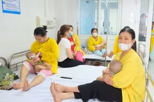 Các bé tiêm vắc xin hết hạn hiện đang điều trị tại Bệnh viện Nhi Thanh Hóa. (Ảnh: NT).