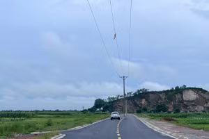 Sau khi thực hiện xong dự án nhưng UBND huyện Hoằng Hoá chưa di dời cột điện dẫn đến xảy ra vụ tai nạn giao thông ngày 2/8. (Ảnh: NT).