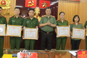 Thiếu tướng Trần Phú Hà, Giám đốc Công an tỉnh Thanh Hoá trao Giấy khen cho các cá nhân. (Ảnh: CATH).