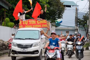 Hàng xóm hân hoan khi Lê Xuân Mạnh giành quán quân Olympia 2023. (Ảnh: NT).