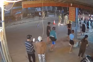 Nam thanh niên đi xe máy tông vào tổ liên ngành khiến đại úy CSGT bị thương. (Ảnh: cắt từ clip)