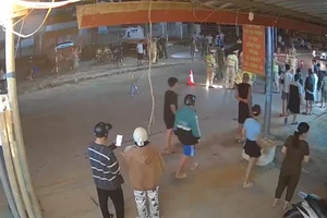 Nam thanh niên đi xe máy tông vào tổ liên ngành khiến đại úy CSGT bị thương. (Ảnh: cắt từ clip)