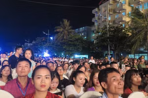 Đông đảo du khách đổ về trong đêm khai mạc lễ hội du lịch biển Sầm Sơn. (Ảnh: NT).