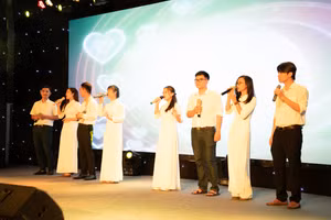 Các y bác sĩ, điều dưỡng tại Bệnh viện Nhi Thanh Hoá biểu diễn trong đêm nhạc Blouse trắng. (Ảnh: NT).