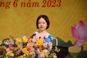 Cô giáo Thắm đọc bài tham luận tại buổi lễ biểu dương điển hình tiên tiến làm theo tư tưởng, đạo đức, phong cách Hồ Chí Minh. (Ảnh: NT).