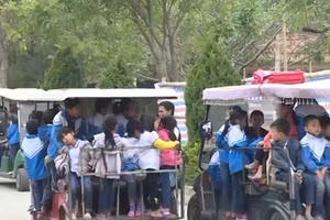 Thời gian qua, một số nơi trên địa bàn Thanh Hoá có tình trạng sử dụng xe điện 4 bánh chở quá số lượng học sinh. (Ảnh: THTH).